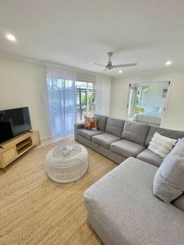 Tranquil Oasis on Pine Lake in Elanora