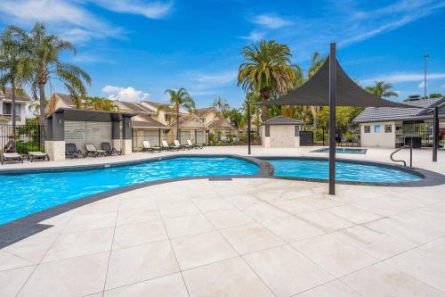 Tranquil Oasis on Pine Lake in Elanora