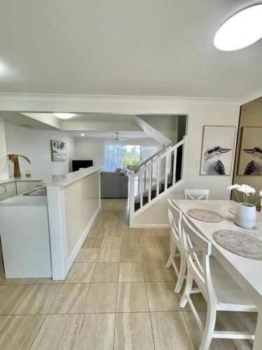 Tranquil Oasis on Pine Lake in Elanora