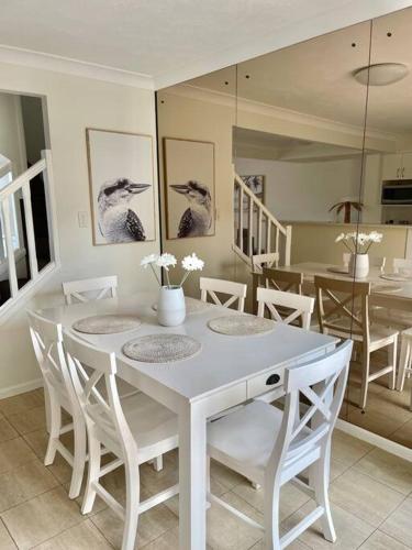 Tranquil Oasis on Pine Lake in Elanora