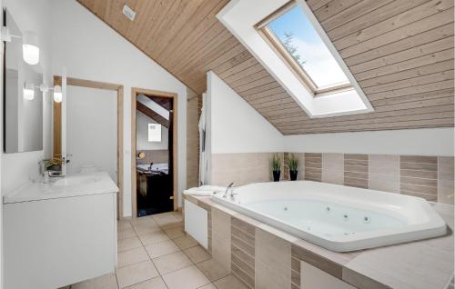 Hot tub, Beautiful Home In Væggerløse With Wifi in Idestrup