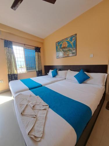 Twin Room with Lake View image 5