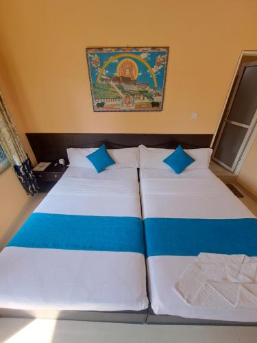 Twin Room with Lake View image 3