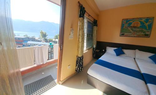 Twin Room with Lake View image 2