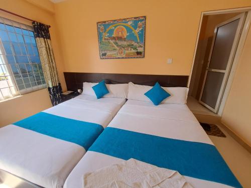Twin Room with Lake View image 1