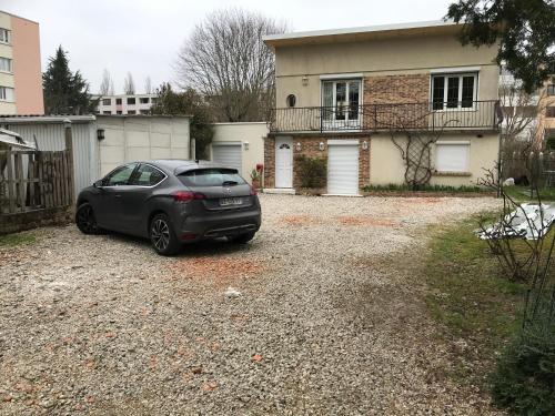 Appartement fond de jardin rez-de-chaussée (Appartement fond de jardin rez-de-chaussee) in ปาแลโซ