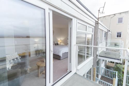 Watersedge Retreat, views, sunsets, dogs welcome in Sandside