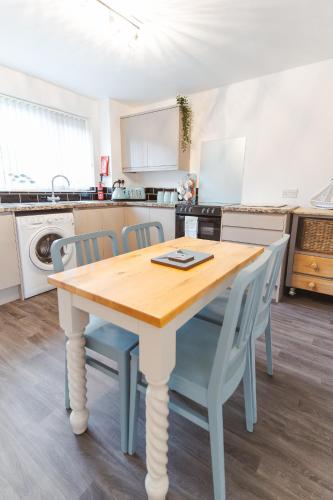 Watersedge Retreat, views, sunsets, dogs welcome in Sandside