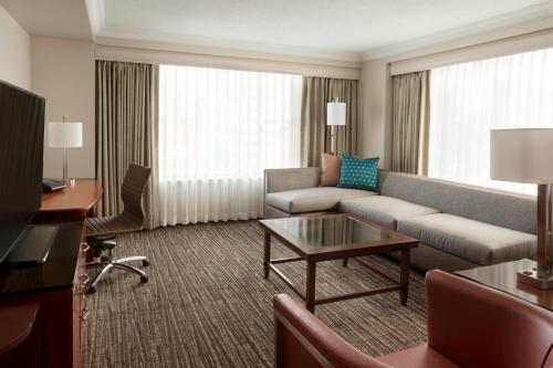 1 Bedroom Suite, 1 King, Sofa bed, Trinity Square view