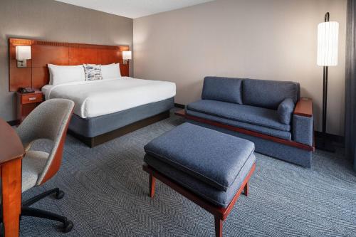 1 king bed, 1 sofa bed