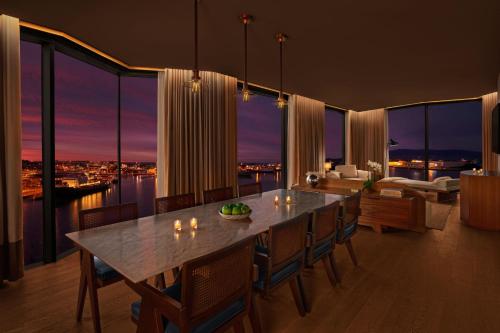 One-Bedroom Corner King Suite with Harbour View