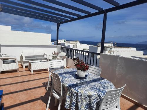 Gran terraza con muy bonitas vistas in Caleta de Caballo