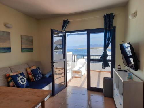 Gran terraza con muy bonitas vistas in Caleta de Caballo