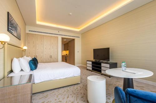 Studio Apartment in the famous The Palm Tower - image 9