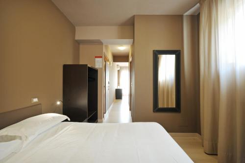 1 queen bed, 1 twin bed