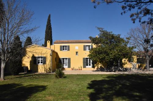 Lumineux deux pièces en rez de jardin - Location saisonnière - Hyères