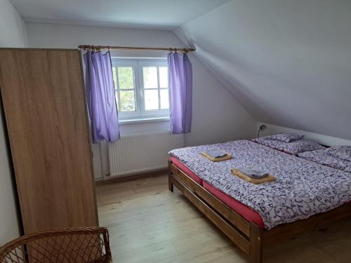 1 queen bed, 1 twin bed