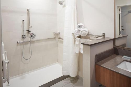 Fairfield Inn & Suites by Marriott Stony Creek - image 10