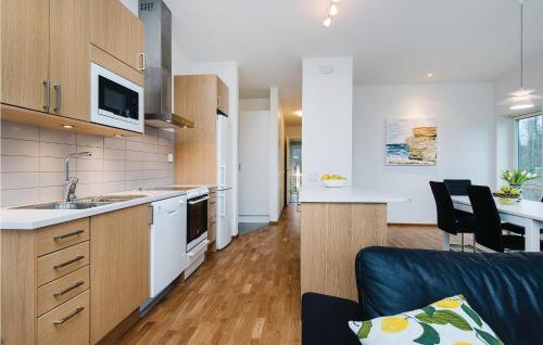 廚房, Beautiful Home In Holmsjo With Wifi in 賀爾約