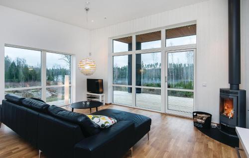 Beautiful Home In Holmsjo With Wifi in 賀爾約