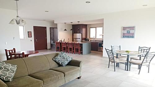 Moon House F4: Spacious 3-Bedroom Apartment in Downtown in El Puerto