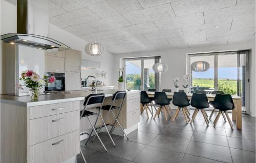  Nice Home In Knebel With 4 Bedrooms, Sauna And Wifi in Skødshoved Strand