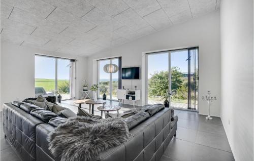  Nice Home In Knebel With 4 Bedrooms, Sauna And Wifi in Skødshoved Strand