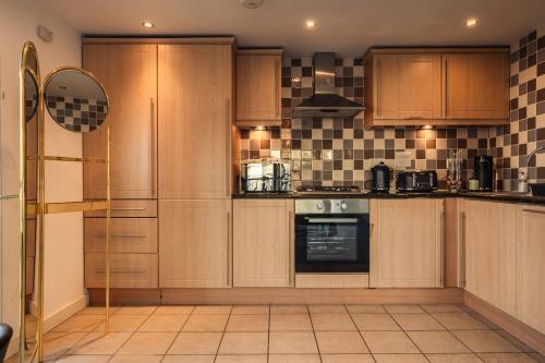 City View - A Stunning 2 Bed Apartment, Glasgow (photo 11)