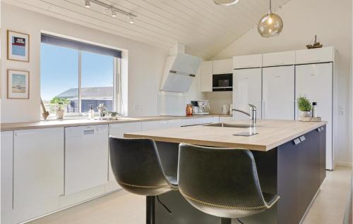 Cuina, 8 Bedroom Awesome Home In Thisted in Norre Vorupor