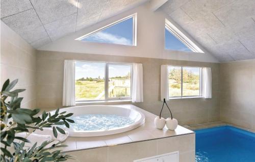 Bany calent, 8 Bedroom Awesome Home In Thisted in Norre Vorupor