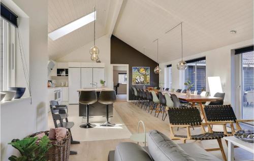 Restaurant, 8 Bedroom Awesome Home In Thisted in Norre Vorupor