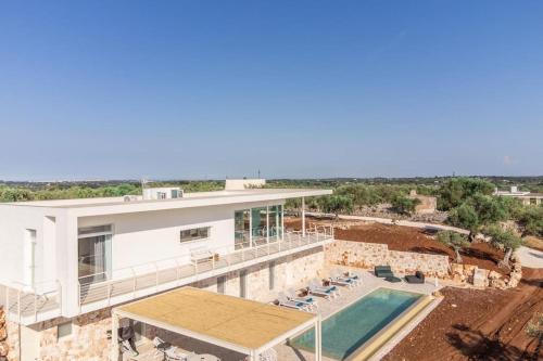 Villa Panitria with Infinity Pool in オストゥーニ