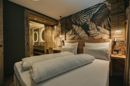 1 queen bed, 1 sofa bed