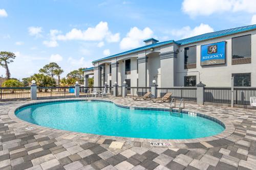 Swimming pool, Regency Inn Near Boardwalk & Hurlburt Field in Fort Walton Beach (FL)