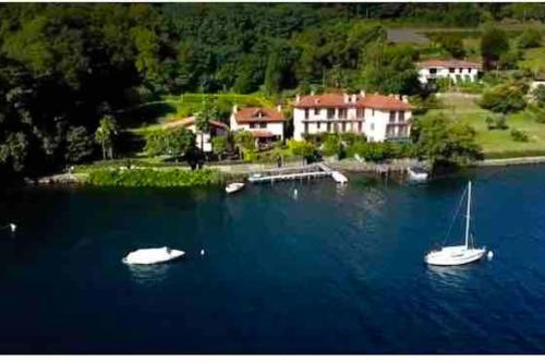 Villa Giardino con pontile sul Lago D’Orta in riva