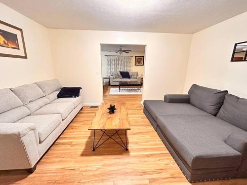 Modern 5 Bedroom Pocono house - Jacuzzi - Gameroom - Near Lake - Golf Couse in Tobyhanna, USA