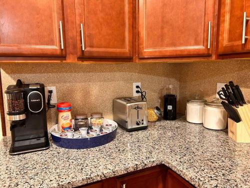 Modern 5 Bedroom Pocono house - Jacuzzi - Gameroom - Near Lake - Golf Couse in Tobyhanna, USA