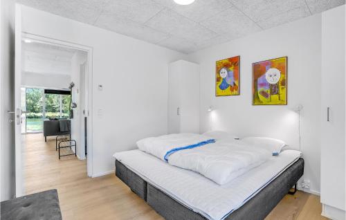 Cozy Home In Ringkøbing With Kitchen in Hee