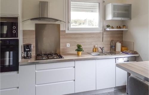 virtuve, Stunning Home In Saint-Carreuc With Wifi in Moncontour