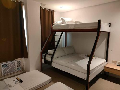 1 double bed, 1 twin bed, 2 futon beds