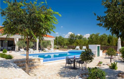 Gorgeous Home In Oklaj With Outdoor Swimming Pool