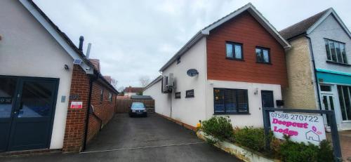 Exterior view, Deepcut Lodge Bed & Breakfast in Camberley