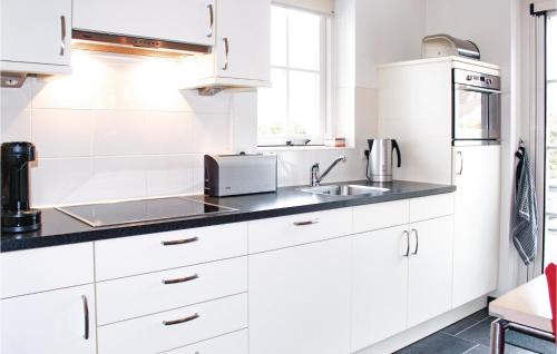 Nice home in Hoge Hexel w/ WiFi and 3 Bedrooms - image 10