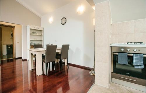 Nice Apartment In Cista Provo With Kitchen