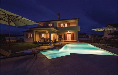 Gorgeous Home In Trosti With Jacuzzi