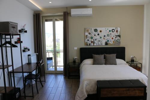 Deluxe Double Room with Balcony and Sea View image 9