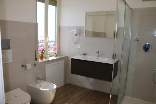 Deluxe Double Room with Balcony and Sea View image 4