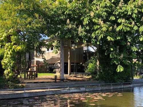 Gezellige Pipo met grote schommel aan het water en hottub in Медемблік