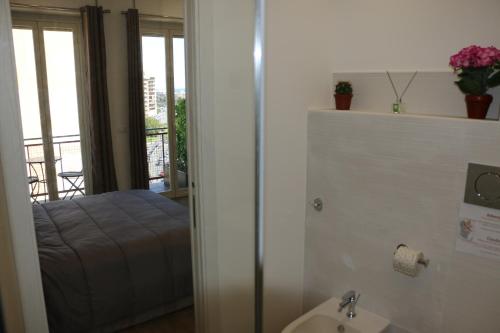 Double Room with Balcony and Sea View image 7