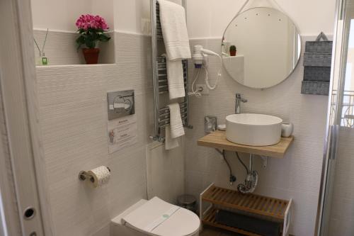 Double Room with Balcony and Sea View image 8